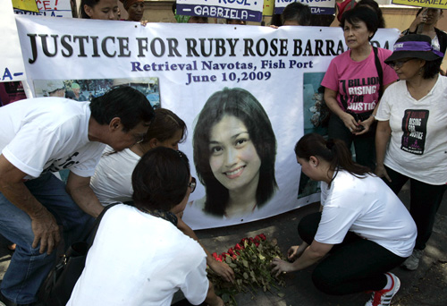 Family and friends of Ruby Rose Barrameda light candles as they call for justice for the slain former beauty queen and other women who were victims of violence. PHOTO BY RENE H. DILAN 