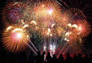 Fireworks dazzle a crowd on the last day of the 5th International Pyro-Musical competition held at the Mall of Asia. Team Canada won. PHOTO BY RUY L. MARTINEZ 