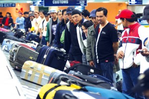 Filipino workers arrive in manila from the middle east. File Photo