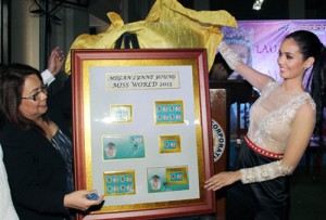 Miss World 2013 Megan Young and Postmaster General Josie de la Cruz unveil a plaque showing the special stamps and First Day Cover issued to celebrate Megan’s victory. PHOTO BY MIKE DE JUAN 