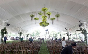 It’s all systems go for the historic signing today of the Comprehensive Agreement on the Bangsamoro between the Philippine government and the Moro Islamic Liberation Front. Malacañang employees are seen  preparing the Palace grounds for this afternoon’s event.  MALACAÑANG PHOTO 