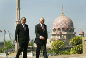 President Benigno S. Aquino 3rd and Malaysian Prime Minister Dato' Sri Haji Mohammad Najib bin Tun Haji Abdul Razak walk to the Perdana Putra building in Putrajaya on Friday for a meeting. President Aquino is on a state visit to Malaysia. MALACANANG PHOTO