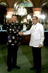  President Benigno Aquino 3rd welcomes Zhao Jianhua, China’s new ambassador to the Philippines. MALACAÑANG PHOTO 