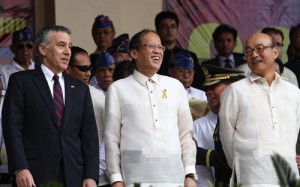  US Ambassador Philip Goldberg (left) and Japanese Ambassador Toshinao Urabe, representing two countries that were enemies during World War II, flank President Benigno Aquino 3rd at the Araw ng Kagitingan ceremonies Wednesday at the Mt. Samat Shrine in Pilar, Bataan. MALACAÑANG PHOTO 