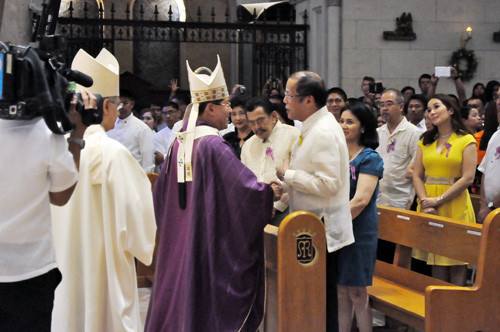 Manila Archbishop Luis Antonio Cardinal Tagle greets President Benigno Aquino 3rd after the liturgical Mass celebrating the reopening of the Manila Cathedral on Wednesday. With Aquino are Manila Mayor Joseph and the President’s sisters. The cathedral was closed for two years for major repairs. PHOTO BY EDWIN MULI 