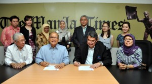  Dr. Isagani Cruz (second from left), president of The Manila Times College and Esa Unggul University rector Dr. Arief Kusuma Among Praja (second from right) sign a memorandum of agreement as Dante A. Ang, chairman emeritus of The Manila Times, (L) Dante “Klink” Ang 2nd, Times’ President and CEO (standing, third from right) and members of faculty of Esa Unggul University look on. PHOTO BY EDWIN MULI 