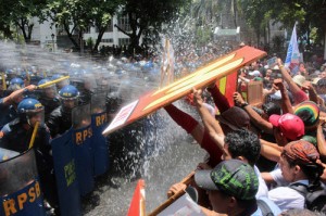 Policemen use water cannons to disperse members of militant groups who held a rally on Tuesday in Kalaw St. in Manila to protest the visit to the Philippines of US President Barack Obama. PHOTO BY RUY L. MARTINEZ