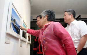 National Commission for Culture and the Arts Executive Director Adelina Suemithb and Chairman Prof. Felipe de Leon Jr. marvel at an exhibit photo as Pan Feng, cultural councilor of the Chinese Emba ssy-Manila looks on