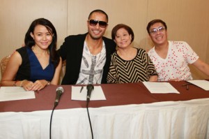 Derek Ramsay (second from left) is welcomed by Regal Entertainment’s mother-and daughter tandem Roselle (leftmost) and Lily Monteverde to their stable during his contract signing as witnessed by his manager Jojie Dingcong