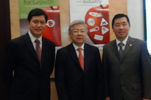 (From left) Roberto Amores, president of Philippine Food Processors and Exporters Organization Inc., Stephen Tan, chief executive of Singapore Exhibition Services, and Eugene Yap, chairman and president of the Hotel and Restaurant Association of the Philippines