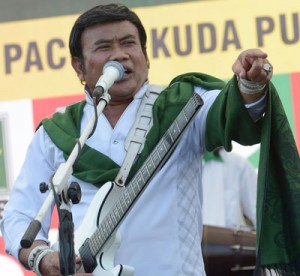 This picture taken on March 24 shows Indonesian musician Rhoma Irama performing during a legislative campaign in Jakarta. Like in the Philippines, celebrities are also seeking public office in Indonesia. AFP PHOTO