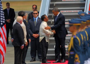 Vice President Jejomar Binay welcomes US President Barack Obama at NAIA on Monday. 