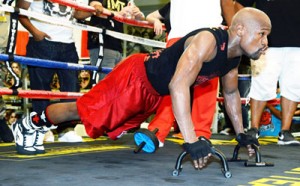 Floyd Mayweather Jr. performs calisthenics during a public workout for his fight against Marcos Maidana.  Afp photo