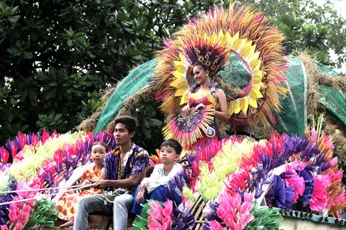 Participants from Catanauan, Quezon join the parade of floats, one of the highlights of the Aliwan Fiesta 2014 which had its grand finale on Saturday. The parade that started at Rizal Park ended at the Aliw Theater at the Cultural Center of the Philippines. The festival, held through the cooperation of the Manila Broadcasting Co., Star City and CCP, celebrates the country’s festivals. photo by Rene H. Dilan 