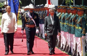 President Benigno Aquino 3rd and Singapore President Tony Tan Keng Yam review the honor guard in Malacañang. The Singaporean leader is here for a four-day state visit. MALACAÑANG PHOTO