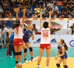 Southwestern University’s Lutgarda Malaluan foils Ateneo’s Jhonna Maraginot’s attack as teammate Karen Derder tries to provide help during their Shakey’s V-League showdown at The Arena on Sunday.