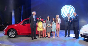 Fernando Zobel de Ayala (left) looks on as his brother Jaime Augusto (second from right) relates his VW experience to JP Orbeta (right), president of the Philippines’ Volkswagen distributor. Joining them in presenting the Beetle are Fernando’s wife, Kat (fourth from right), and some of the Zobel children. PHOTO BY RUBEN D. MANAHAN 4TH