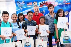 The US Embassy’s Chalk Art Festival Competition Grand Prize winner, the Parañaque Science High School students, with the US Ambassador to the Philippines Philip Goldberg (third from right), SM Vice President for Marketing and Communications Group Millie Dizon (third from left), and Doodle Art Enthusiasts’ Lei Melendres (second from right)