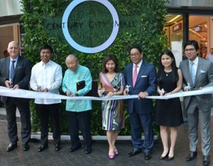 Century City Mall is open! (From left) Century City Mall General Manager Graham Coates, Century Properties Independent Director Washington Sycip, Century Properties Chairman Jose E.B. Antonio and wife Hilda Reyes-Antonio, Makati Mayor Jejomar “Jun Jun” Binay Jr., Makati 1st District Rep. Monique Lagdameo and Century Properties Chief Operating Officer Jose Marco Antonio at the ceremonial ribbon cutting