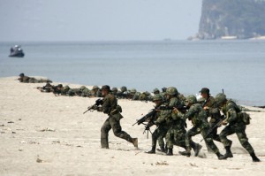 US and Philippine marines “storm” a beach during a boat raid training exercise at the Naval Education and Training Command in Zambales on Friday. The exercise is part of the Balikatan 2014. PHOTO BY MIGUEL DE GUZMA