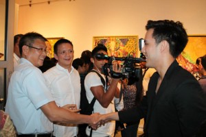 The artist Love Marie Ongpauco flanked by Sen. Chiz Escudero  and Fernando Zobel de Ayala