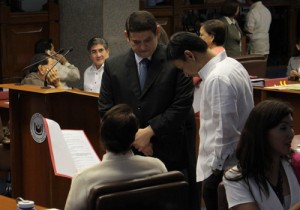  Sen. Teofisto Guingona, head of the Blue Ribbon Committee, talks with senators Juan Edgardo “Sonny” Angara and Alan Peter Cayetano during a break in the Senate session on Monday. PHOTO BY RUY MARTINEZ 