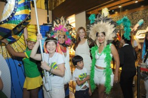 The groups of Brigada, Escola Samba de Manila, Escola Brasileira de Capoeira, Imperatriz Filipinense Samba School, and Futkaleros give performances in elaborate costumes, stirring music and passionate moves to reflect street parties of Brazil