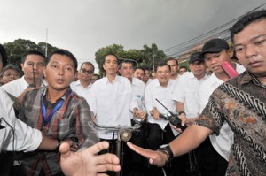 Presidential candidate Joko Widodo (center left) and his running mate Jusuf Kalla (center right) ride bikes to the General Elections Commission office for presidential registration in Jakarta on Monday. AFP PHOTO