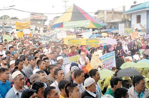 People listen to speakers calling for Congress to pass and approve the Bangsamoro Basic Law during a peace rally in Marawi City on Sunday. PHOTO BY MOH I. SAADUDDIN