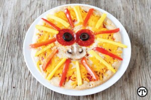 You and your family can have a roaring good time enjoying individual lion-faced mango pizzas.