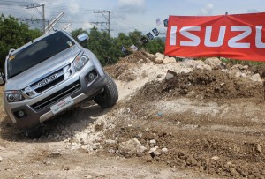 Off-road driving exercises demonstrate the Isuzu D-Max’s stability and wheel axle articulation