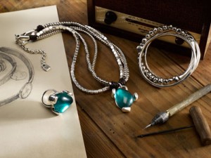 Uno de 50’s style has a daring spirit, with every piece of jewelry carrying a unique twist