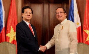 President Benigno Aquino 3rd (right) and Vietnamese Prime Minister Nguyen Tan Dung agree to take a common stand in opposing China’s aggressive moves in the West Philippine sea during their meeting at Malacañang on Wednesday.  MALACAÑANG PHOTO