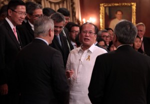 President Benigno Aquino 3rd joins business leaders for a photo shoot after a courtesy call of the Asean Business Club  at the Palace on Wednesday. MALACAÑANG PHOTO