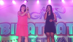 Regine Velasquez-Alcasid (left) is impressed by the singing prowess of this young Ilokana at the Binatbatan Festival
