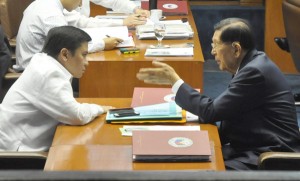 Senators Jose “Jinggoy” Estrada and Juan Ponce Enrile have a private chat during the resumption of Senate session on Monday. The two senators have been charged with plunder in connection with the pork barrel scam. PHOTO BY EDWIN MULI