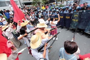 Members of militant groups dressed as katipuneros confront policemen who stopped them from getting close to the US Embassy where they wanted to hold a rally. Photos By  Ruy L. Martinez 