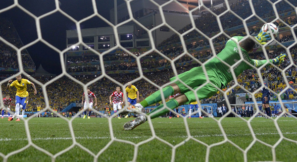 Brazil forward Neymar blasts the ball beyond the reach of Croatia's goalkeeper Stipe Pletikosa to score on a penalty kick at the Corinthians Arena in Sao Paulo on Thursday (Friday in Manila). AFP Photo