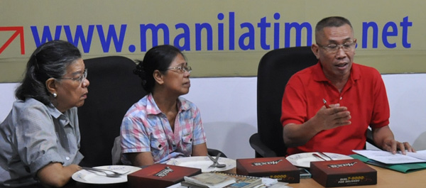 Joan Orendain, SOS media consultant, Tet Sambale, convenor of Alyansa ng mga Maralita Laban sa Reklamasyon, Salvador France, vice president of Pamalakaya and SOS director, and Arlene Tengonciang, UP geological scientist and SOS Co-convenor, answer questions from Times editors and reporters on Friday. PHOTO BY EDWIN MULI