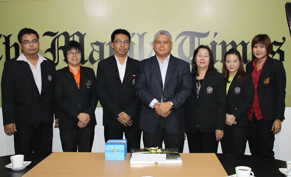 Dante F.M. Ang 2nd (fourth from left), President and CEO of The Manila Times, poses with officials of Thailand’s Suan Dusit Rajabhat University who toured The Manila Times College on Monday. They are (from left) Nipon Taksin, Nattapon Yamchim, Pongpun Jardgon, Piyachat Onnom and Alis Phanpornson.  Photo By Melyn Acosta 