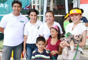 Dog coach Francis Cleofas, CARA committee head for education Vimla Mansukhani, Robinsons Supermarket marketing manager Alethea Quimpo with a family attendee and pet