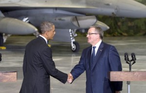 Polish President Bronislaw Komorowski (right) and US President Barack Obama shake hands after speaking with US and Polish airmen in front of an F-16 fighter jet in a hangar at Warsaw Chopin Airport, Poland, on Tuesday. AFP PHOTO