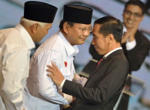 Indonesian presidential candidates Hatta Rajasa (left), Prabowo Subianto (center) and Joko Widodo (right) shake hands before a live television debate in Jakarta on Monday. AFP PHOTO