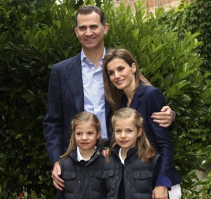 Spain’s Crown Prince Felipe, his wife Letizia and their two daughters Leonor (right) and Sofia (left) pose at their home in Madrid on May 22, 2014. The couple marked their 10th wedding anniversary on Tuesday. Modern and discreet, VI Felipe de Bourbon was raised in a single goal: to become King of Spain. AFP PHOTO