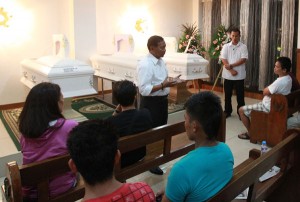 Vice President Jejomar Binay attends the wake of Pasay fire victims on Tuesday.