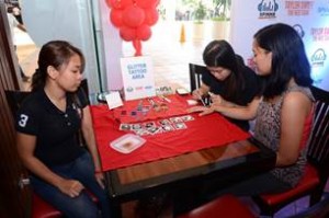 Winners of the SPINNR The Red Package promo were able to get themselves some “glitter tattoos” to glam them up before the Taylor Swift concert in Manila last June 6.