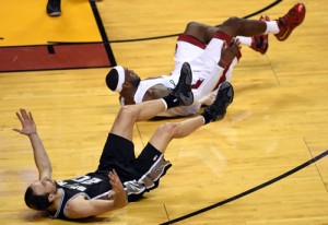 Miami’s LeBron James and San Antonio’s Manu Ginobili hit the deck following a scramble for the ball during Game 3 of the 2014 NBA Finals on Tuesday ( Wednesday morning in Manila). AFP PHOTO