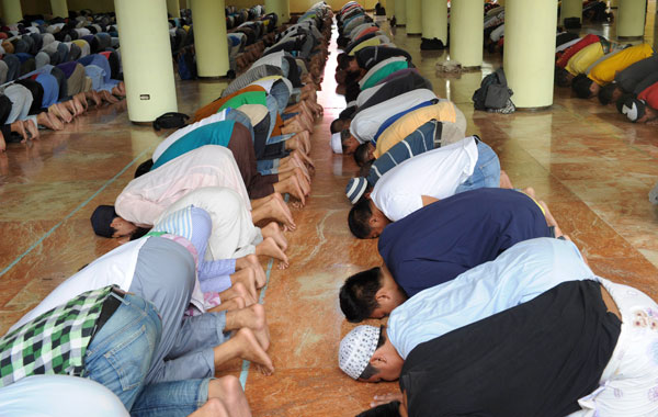 Muslims pray at the Golden Mosque in Manila on Sunday, the first day of Ramadan. During the holy month of Ramadan, Muslims around the world fast from sunrise to sunset. AFP PHOTO   