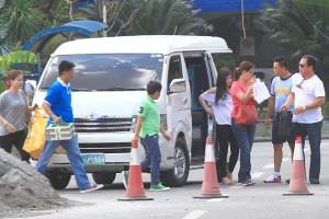 Cavite Rep. Lani Mercado and her children carry bags of food as they visited Sen. Ramon “Bong’ Revilla in his detention quarters in Camp Crame on Sunday. PHOTO BY MIGUEL DE GUZMAN