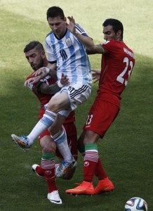 Iran’s forward Ashkan Dejagah (L) and Iran’s defender Mehrdad Pooladi tackle Argentina’s forward and captain Lionel Messi (C) during the Group F football match between Argentina and Iran at the Mineirao Stadium in Belo Horizonte in the 2014 FIFA WorldCup in Brazil. AFP PHOTO 